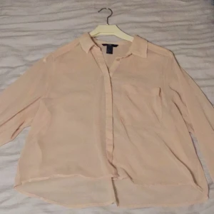  - Jättefin puderrosa skjortblus som är i fint skick.
Det står strl 40 i den men jag som är en 36a kan ha den, det beror på hur man vill att den ska sitta, jag har alltid använt den som oversize.

Jag kan frakta eller mötas upp. Vid frakt står köparen för porto. 
Pris kan diskuteras vid snabb affär.

