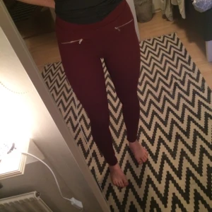  - Vinröda tights från HM. Riktigt sköna tights med dragkedjor och en dekorativ söm längs mitten av benen. Sköna att ha på sig, passar till en längre tröja.