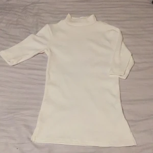  - Fi vit polotröja med trekvartsärmar från Lager 157 som använts vid två tillfällen.

Jag kan frakta eller mötas upp. Vid frakt står köparen för porto. 
Pris kan diskuteras vid snabb affär.

