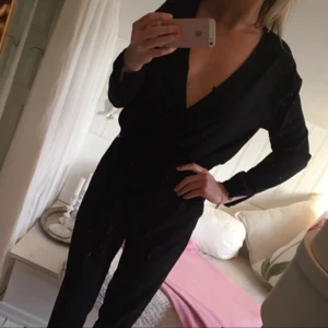  - Aldrig använd byxdress från h&m. Lite silkeaktigt material. 
Jag skickar gärna varan om du inte kan mötas upp men köparen står för frakten. Kolla gärna in mina andra saker jag säljer!