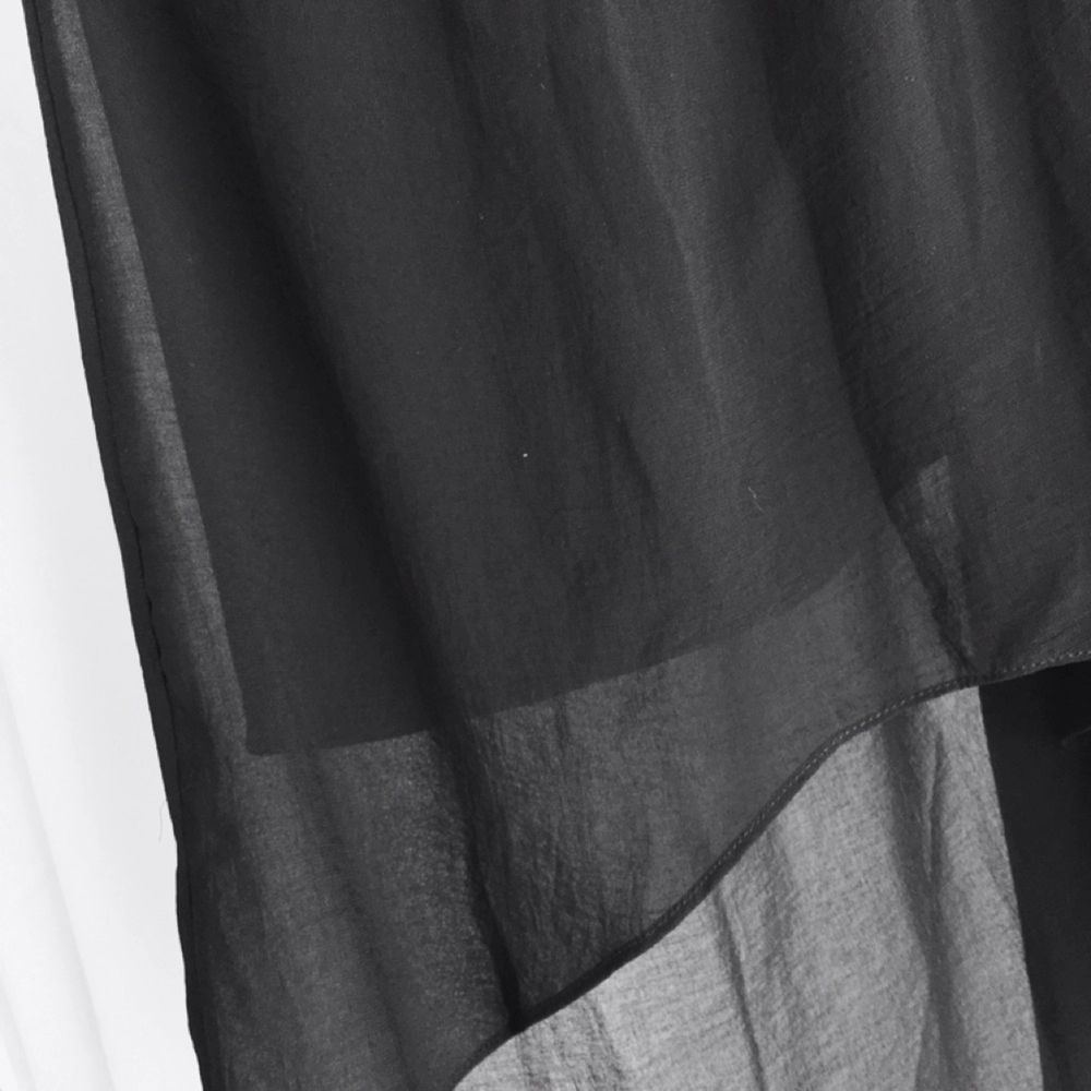 Svart kjol från Zara (TRF) i två lager. Ett yttre transparent lager som är längre baktill och en heltäckande kortare innerkjol. FRI FRAKT!. Kjolar.