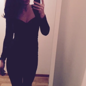  - Svart, tight fodralklänning från Nelly. Använd ett par ggr men i nyskick. 