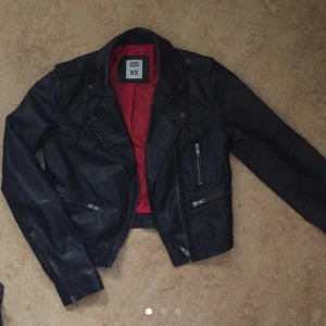  - Kort skinnjacka från Crocker 700kr ny