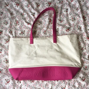  - Äkta Calvin Klein väska, perfekt för stranden eller shopping!