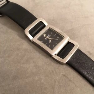  - Svart klocka från Axcent Of Scandinavia i äkta läder. 