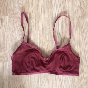  - 🐞Roströd bygellös bh söker nytt hem🐞  • Storlek: 38 • Märke: H&M • Material: Se bild 3 • Skick: Helt ny, endast provad snabbt • Övrigt: Inga skavanker  • Frakt: 7kr 