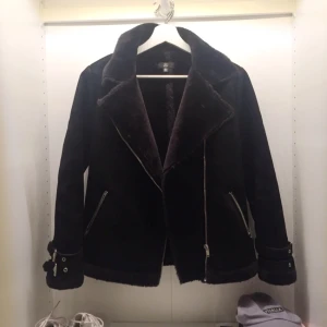  - Super snygg faux fur jacka i biker modell. Den är väldigt tjock och varm. 