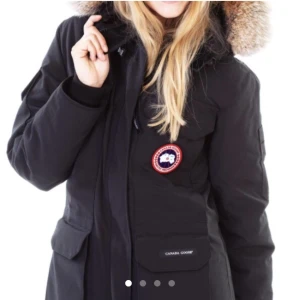  - Säljer min Canada Goose storlek L! Äkta päls men märke ej äkta. Köpt utomlands! Den är i nyskick och använd ungefär 3 veckor under förra vintern.  Kan skicka fler bilder samt frakta jackan! Pris går att diskutera men endast vid seriös/snabb affär. 