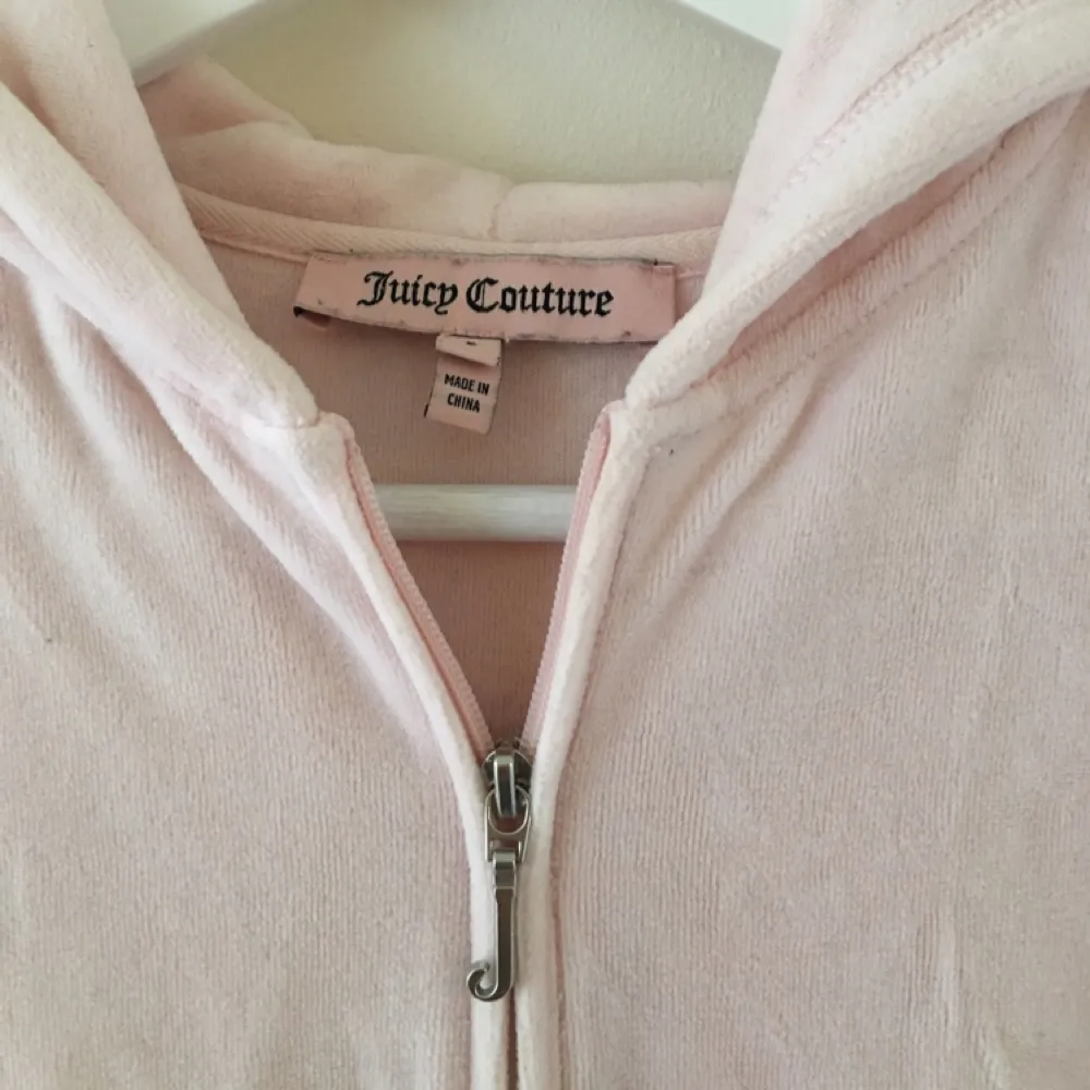 Underbar Juicy Couture Hoodie i en ljus rosa färg i bra skick. Köpare står för frakt!. Hoodies.
