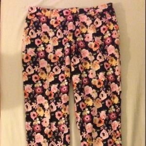  - Blommiga byxor från H&M i storlek 36. Slutar ungefär vid anklarna. Låg midja och lite stretch i materialet. Sitter tight på benen så vet inte riktigt om chinos är bästa beskrivningen. Säljes eller bytes mot ett i storlek 40/42 ☺