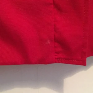  - Supersöt klarröd vårjacka, klockad modell och stor krage som går att styla på många olika sätt. Använd mycket lite. Några fläckar som med största sannolikhet går bort i tvätten. 
Köparen står för frakten.