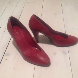  - Röda läderpumps med ca DM hög klack. 