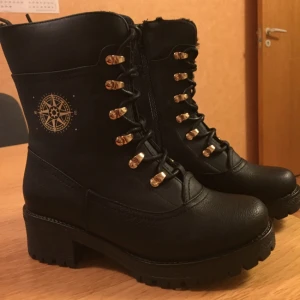  - Helt nytt
Färg: svart
Frakt: 40 kr
Betalning via swish