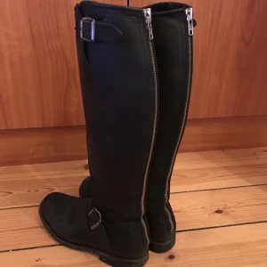  - Jag säljer ett par Primeboots i storlek 37 då de inte används längre. Skorna är använda under en höst/vinter säsong. Jag köpte dom för 3 899kr