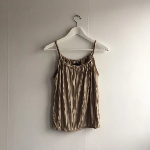  - Snygg guldig top från hm!