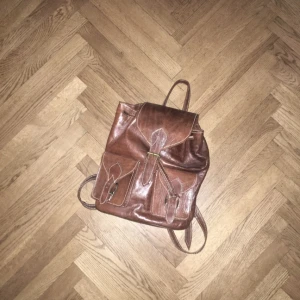  - Äkta läder ryggsäck. 