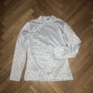  - Silver blå halv polo, helt oanvänd av mig. Köpt på secondhand i Berlin. Skulle passa alla mellan XS och L , dock olika fit. 