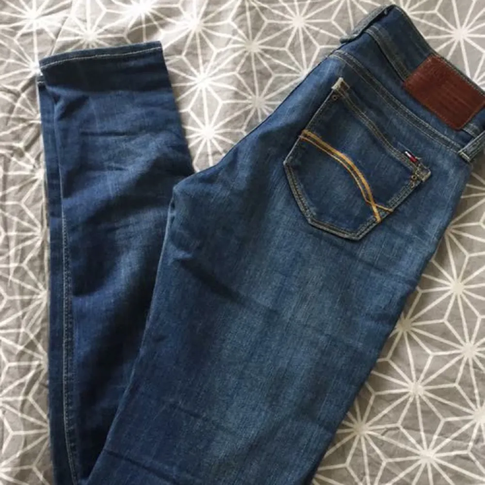 Två par jeans från Tommy Hilfiger.  26/30 i båda, det ena paret är 