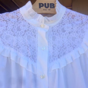  - Vacker blus med hög krage. Mycket luftig.