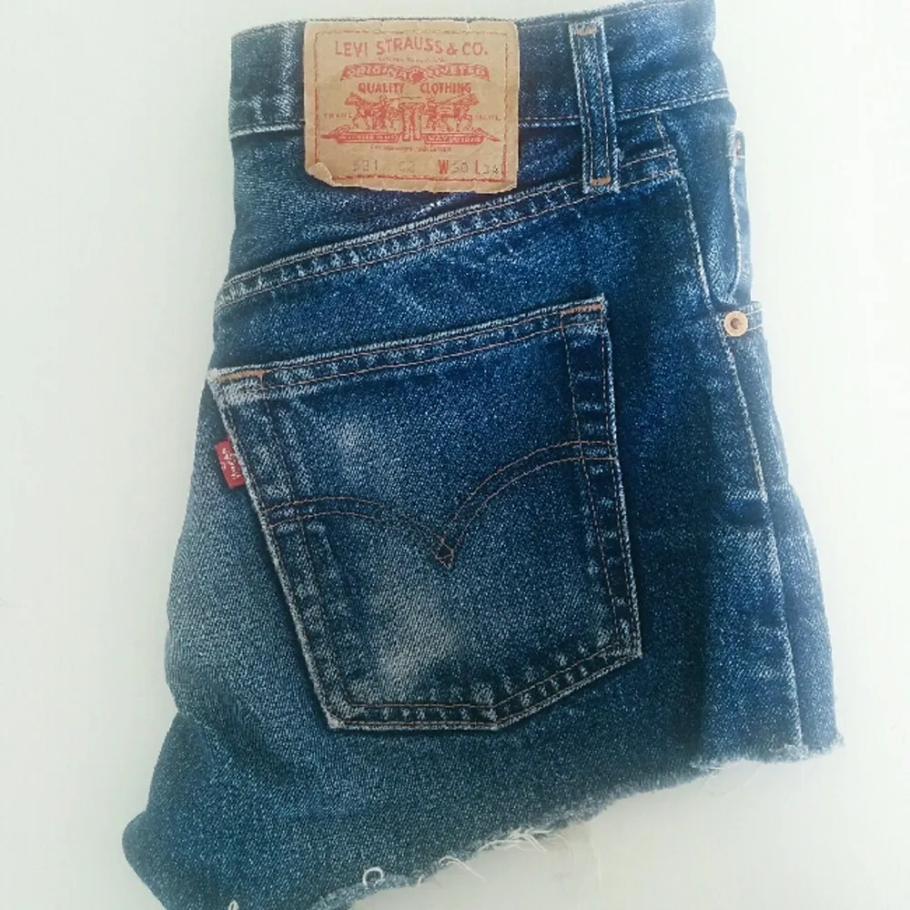 Levi's jeansshorts med nitar köpta i London. Storleken är 30 i midjan, tycker de passar en S-M. . Shorts.