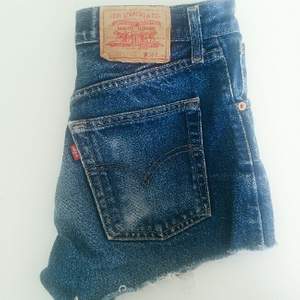 Levi's jeansshorts med nitar köpta i London. Storleken är 30 i midjan, tycker de passar en S-M. 