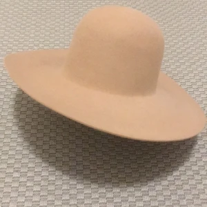  - Beige/nude hatt köpt på Hattbaren på NK. Använd en gång. 100% ull. 
Beige/nude hat from Hattbaren at NK. Used only once. 100% wool.