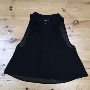  - Gulligt svart linne med krage i genomskinligt tyg från monki. 