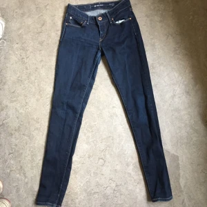  - Låga stuprörsjeans från Levis. Lite för tighta för mig för att visa hur de sitter men de är 👌