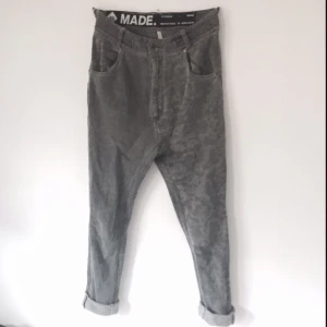  - Coola joggers i mörkgrå melange, 'sliten look', sparsamt använda.  Drop crotch och låga bakfickor. Smala ben. Fickor och dragkedja fram.   Från T-shirt Store, märke MADE.  Ord pris 600kr.