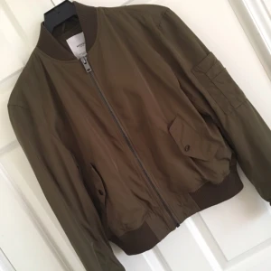  - Snygg bomberjacka från mango!