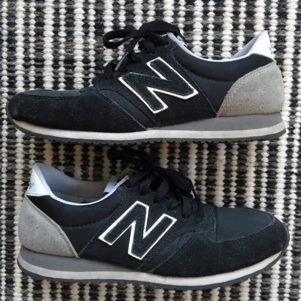 Svarta sneakers från New Balance. . Skor.