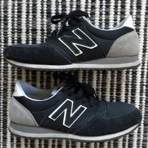 Svarta sneakers från New Balance. 