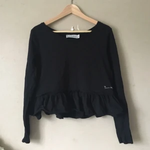  - Svart tröja med vilang nedtill, från Lager 157. Kort modell.

Frakt tillkommer, tar swish!