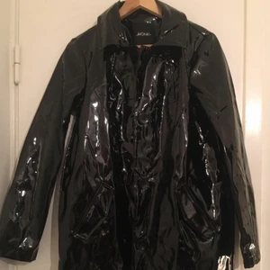  - Helt ny svart lackjacka från Monki med svarta stora knappar. Ett online-exklusive plagg beställt från Asos. Orginalpris: 1000 kr. Prislappen kvar. 