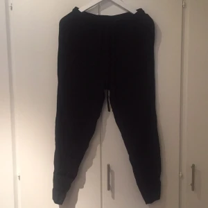  - Tre kvarts byxor från h&m 
Använda fåtal gånger 