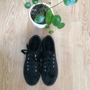  - 👽Superfina sneakers med platåsula👽

• Storlek: 37
• Märke: Duffy
• Material: Canvas & gummisula
• Skick: Knappt använda, superfint skick
• Övrigt: Lite smutsiga men lätt att borsta bort
• Frakt: 53kr spårbart
