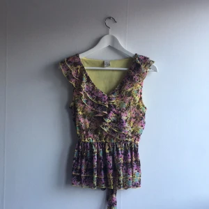  - Söt blommig blus med volanger från Vila