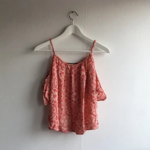  - Mönstrad topp från bikbok 