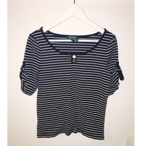  - Svart och vit randig tröja från Ralph Lauren med guldfärgade detaljer. Nyskick