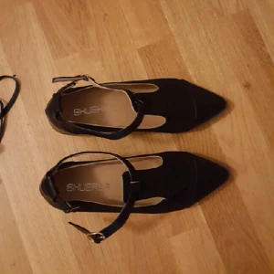  - Snygg sko i strl 38. Dock är de väldigt små i strl så skulle nästan säga att de är 37. Möts gärna i Gbg, annars tillkommer fraktkostnad för köparen. 