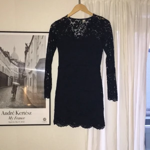  - Mörkblå spetsklänning från H&M. Nypris 250. 