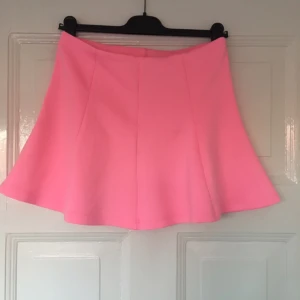  - Kjol från Gina Tricot i neonrosa.
