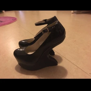  - Helt nya köpte skorna på Bianco   Färg : svart  Storlek : 36