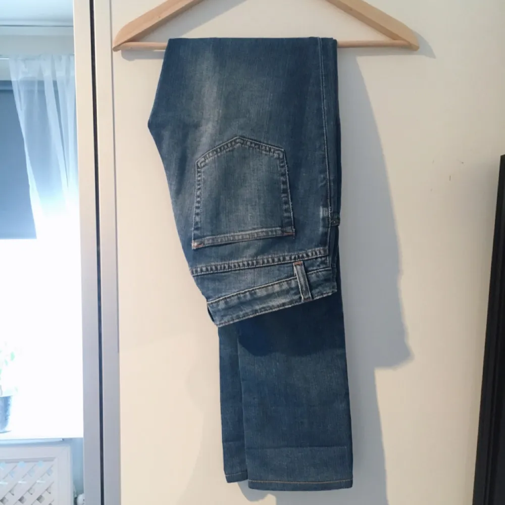 Blåa jeans från Acne (flex s montana), rak nere vid vristerna med 