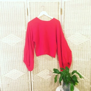  - Amazing röd 70's tröja ❗️❗️❗️ Armarna är verkligen 2 DIE 4 som ni ser på den andra och tredje bilden. Jag fick denna guldklimp av mormor för en massa år sedan som hon rockade the good old days med 💯💯💯

ETT LITET HÅL UPPTÄCKTE JAG NU SÅ SÄNKTE PRISET !!!

FRI FRAKT 💌