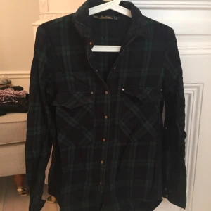  - En väldigt snygg skjorta från Zara. Mörkblå/grönrutig. I väldigt gott skick. 