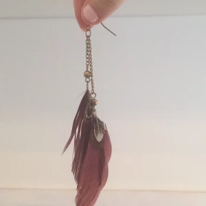  - Säljer ett par hängande örhängen med fina fjädrar🌸