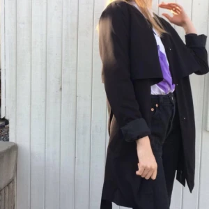  - Svart kappa från Vero Moda i stl S. I mycket bra skick, perfekt till våren :-) säljer pga för liten! 