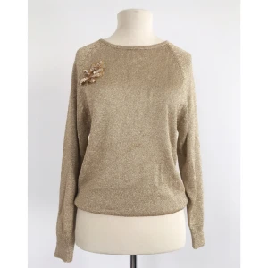  - Guldig vintagetröja med paljettapplikation.  Märke: Wico (Vintage) Storlek: S Skick: Mycket gott. Använd endast en gång.  Pris: 150 kronor  Frakt: Betalas av köparen.