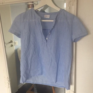  - Vit och blå randig blus som är använd en gång, på lappen står det att storleken är 150 men passar även som XS. Med frakt till kommer 20 kr. 